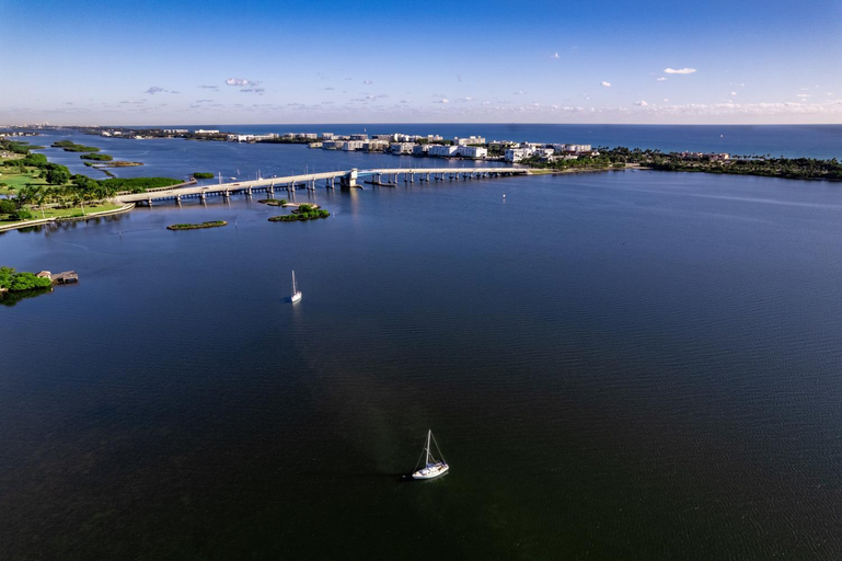 4, Historic Waterfront estate With Yard & Modern Kitchen, Palm Beach