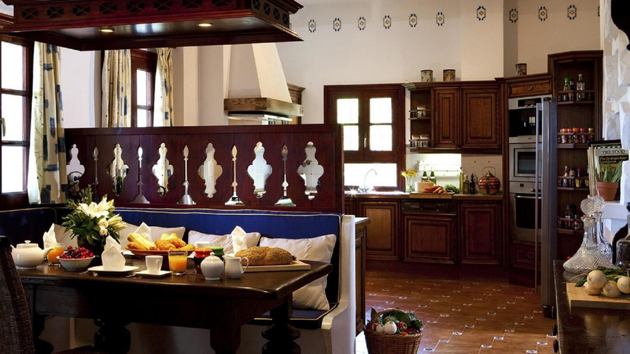 Food & Drinks 3, Paradisiacal Villa in Benahavis with Jacuzzi and Private Pool, Málaga
