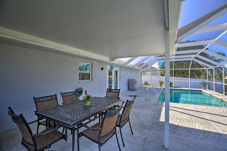Food & Drinks 5, Coastal Port Charlotte Gem w/ Private Pool!, Charlotte