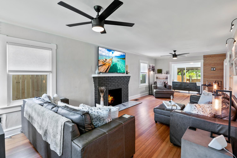 3, Historic Waterfront estate With Yard & Modern Kitchen, Palm Beach