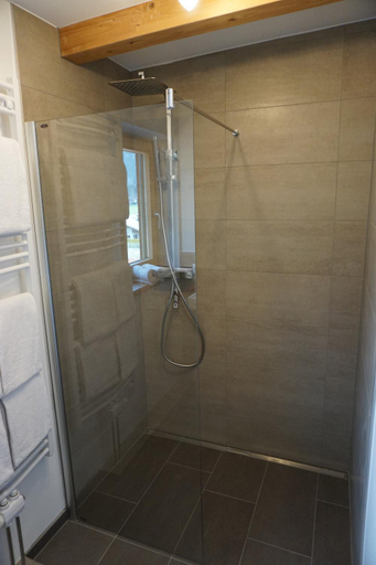Bathroom 10