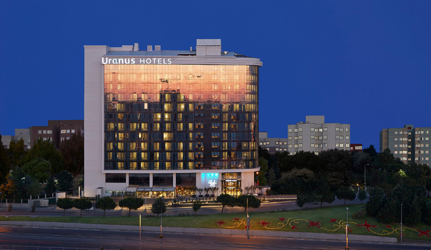 Exterior & Views