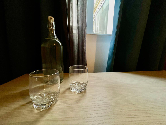 Food & Drinks 4, Airport Accommodation Bedroom with your own private Bathroom Self Check In and Self Check Out Air-co