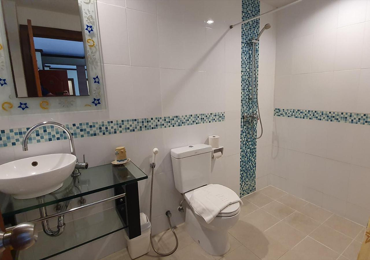 Bathroom 3, Patong Karlssons Hotel, Phuket Island