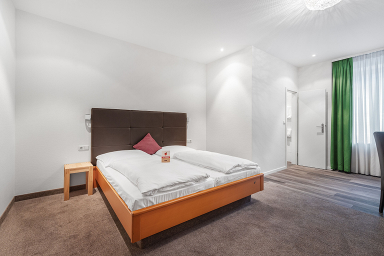 Bedroom 3, Schieners Hotel und Apfelhof, Donau-Ries