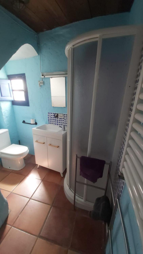 Bathroom 5, Amaka House, Granada
