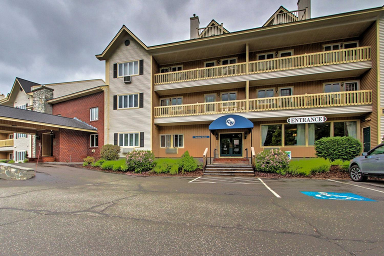 Lincoln Condo with Views, Pool, Hot Tub and Balcony!, Grafton