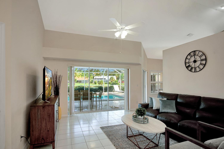 1, SUPERB VILLA WITH PRIVATE POOL IN NAPLES, Collier