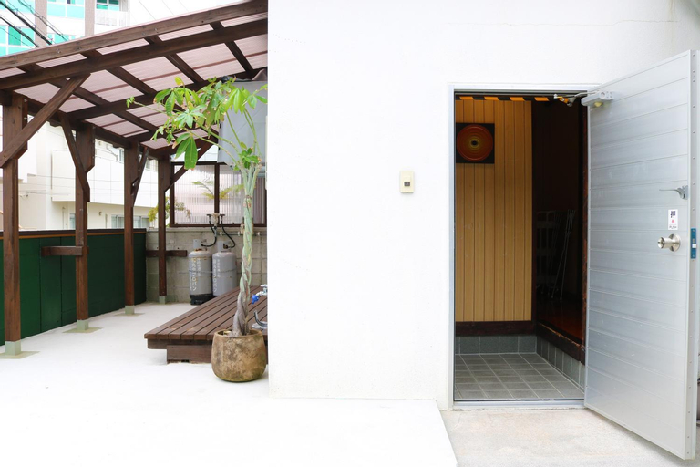 Okinawa Naha JinJin -沖縄伝統体験型宿じんじん-, Naha