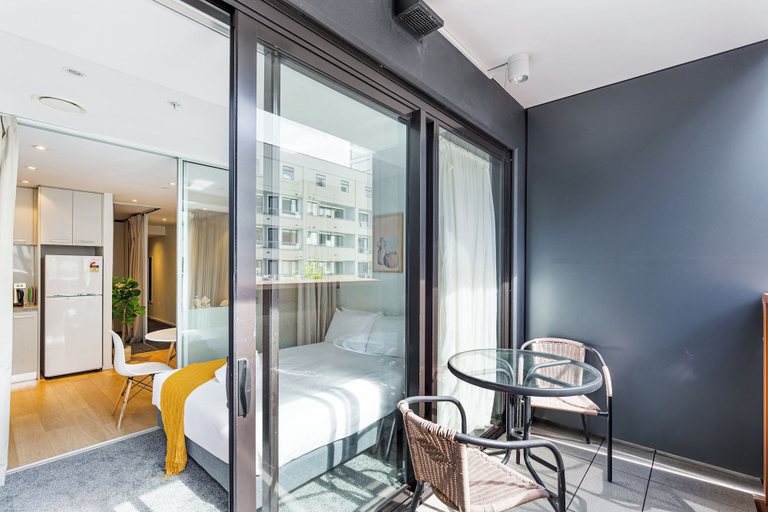 Others 5, Sleek central stay with balcony by Zodiak Stays, Waitakere