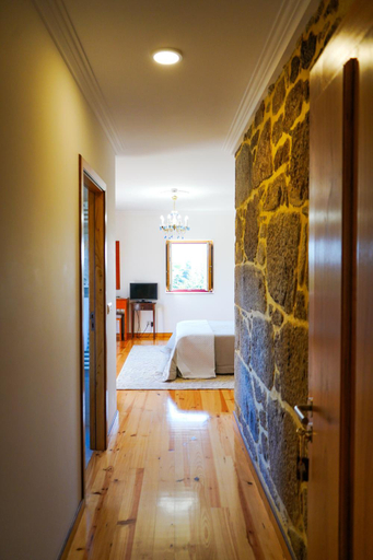 Others 5, Casa do Ribeiro, Amares