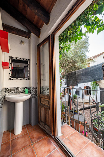 Bathroom 2, Amaka House, Granada