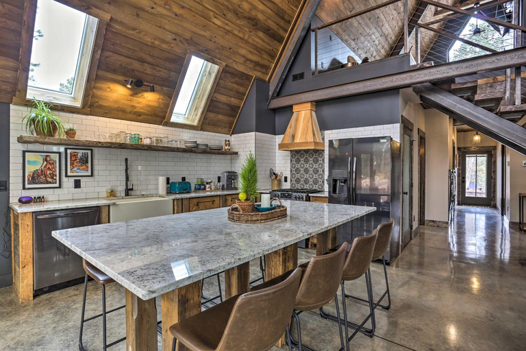 Food & Drinks, Modern Lead A-Frame w/ Hot Tub: Hike, Bike & ATV!, Lawrence