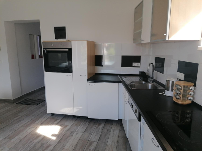 Others 3, Cuki Apartmanok, Dombóvár