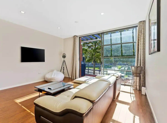 Bedroom 5, Sleek Modern Pad next to Spark Arena: Zodiak Stays, Waitakere