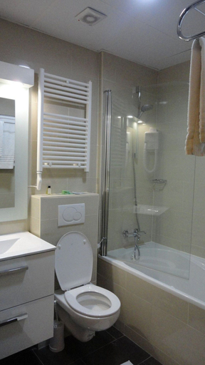 Bathroom 5, Hotel L'Auberge du Souverain, Bruxelles