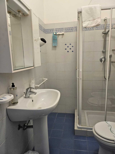 Bathroom 5, Hotel Stella Marina, Livorno