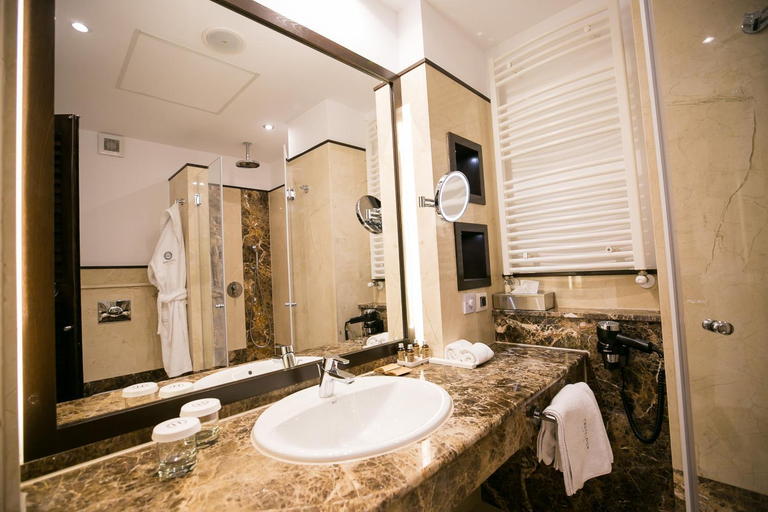 Bathroom 4, Castelnor, Rasinari