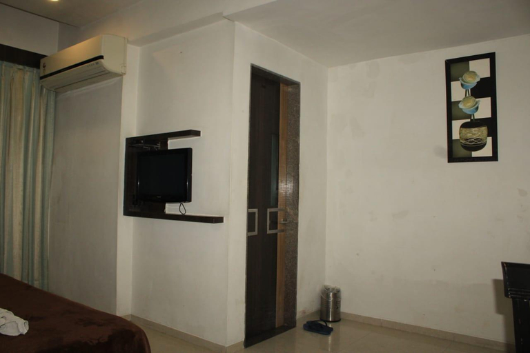 Bedroom 2, Hotel Saffron, Navsari