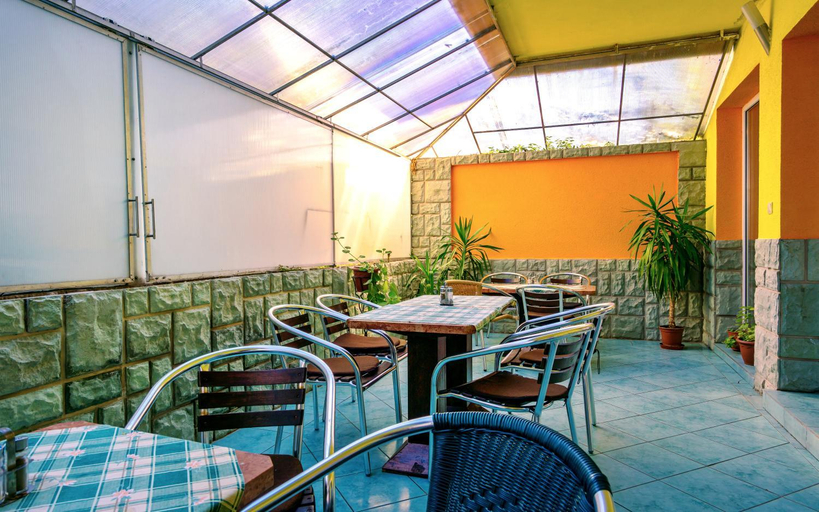 Food & Drinks 2, PENZION QUATRO II 250m od kupaliska, Nové Zámky