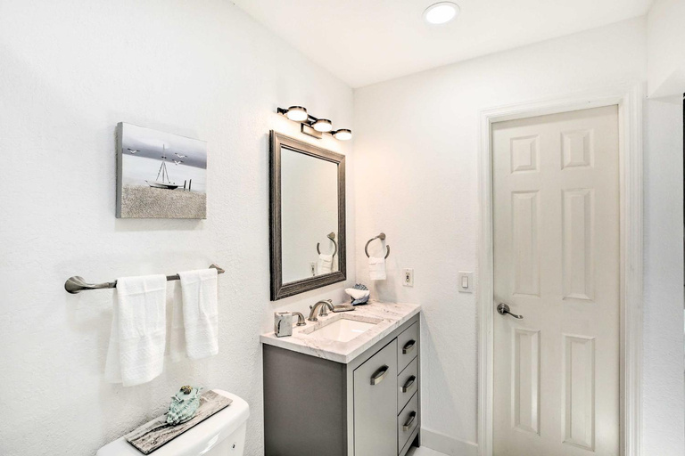 Bathroom 4, Coastal Port Charlotte Gem w/ Private Pool!, Charlotte