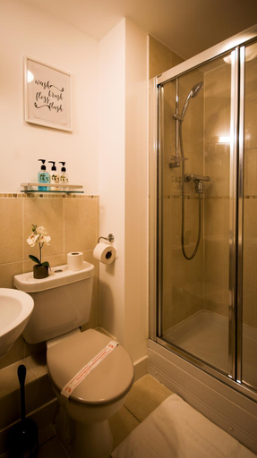 Bathroom, High Street - 2BD Apt - King Beds - Parking - Wise Stays, Southampton