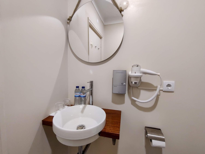 Bathroom 5, Salty Swell, Porto