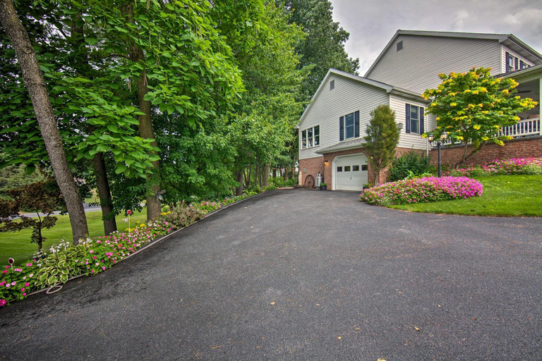 Charming Apartment with Yard and Beautiful Gardens!, Lancaster