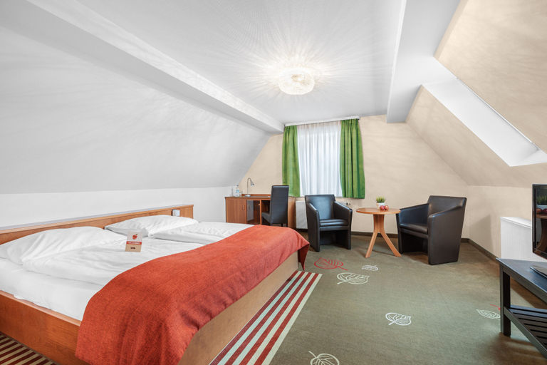Bedroom 4, Schieners Hotel und Apfelhof, Donau-Ries