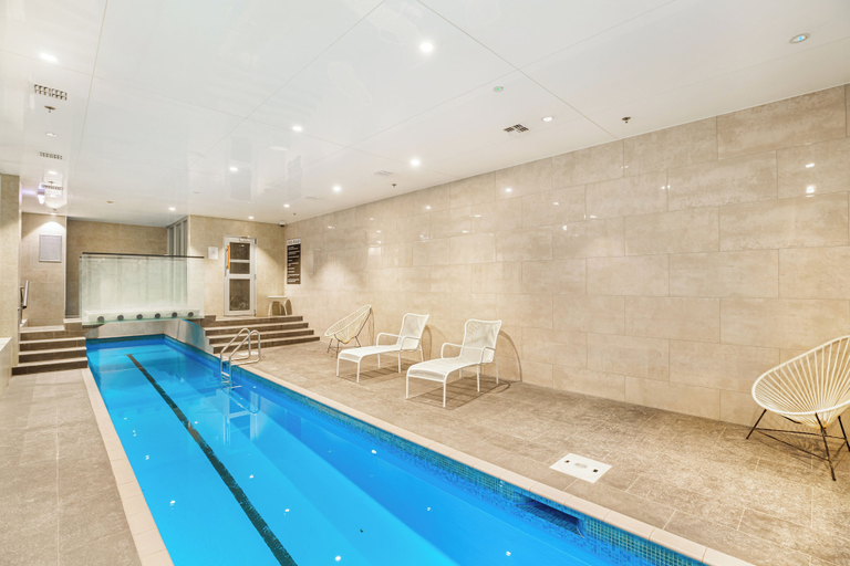 Sport & Beauty, Sleek central stay with balcony by Zodiak Stays, Waitakere