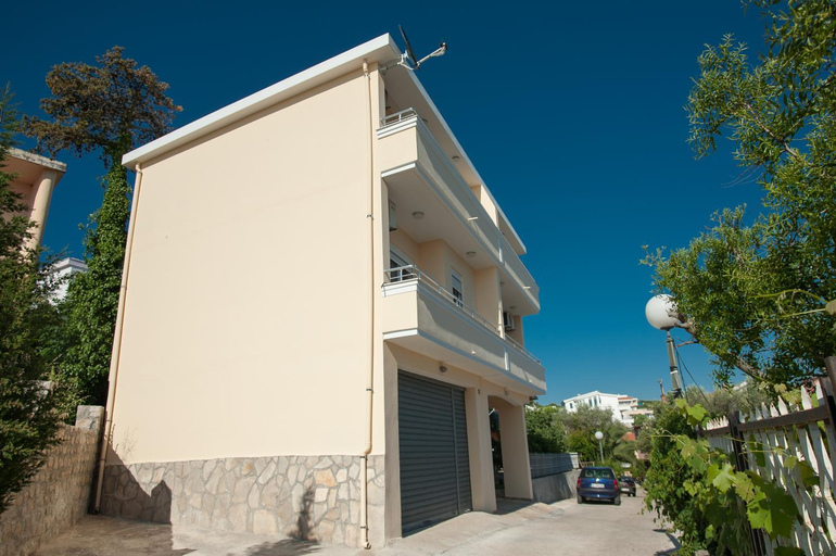Others 2, Apartments Onyx