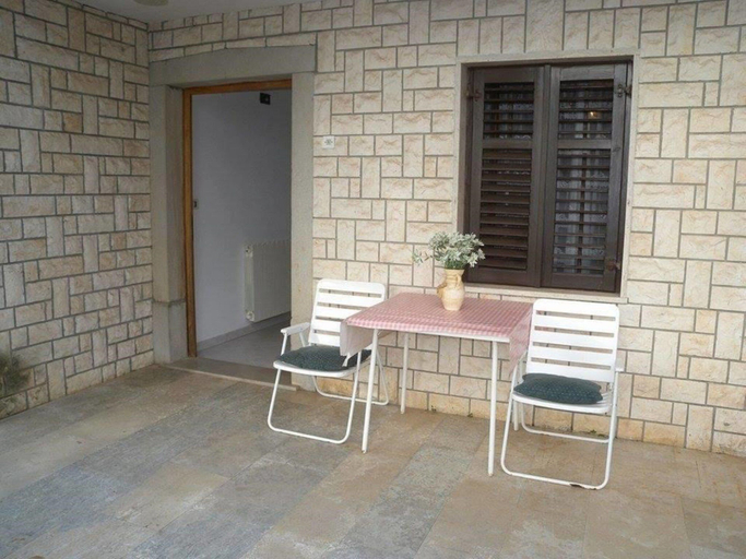 Others 4, Serene Garden Apartment With Terrace, Mošćenička Draga