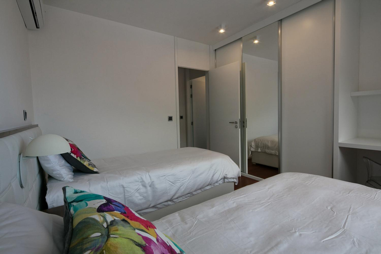Spacious luxury holiday apartment with a great view, Funchal, free wifi and parking, Funchal