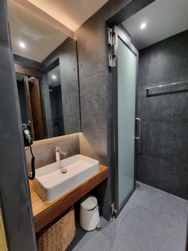 Bathroom 28