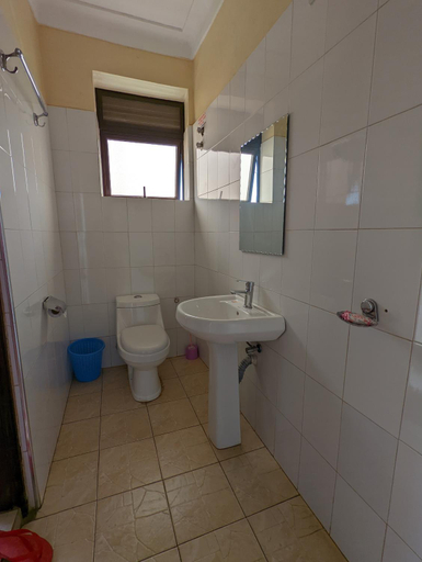Bathroom 4, Kasenene Legacy Hotel, Fort Portal