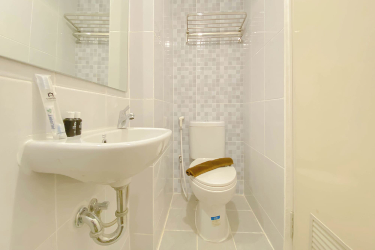 Bathroom 5, Good Choice And Homey Studio At Tokyo Riverside Pik 2 Apartment, Tangerang