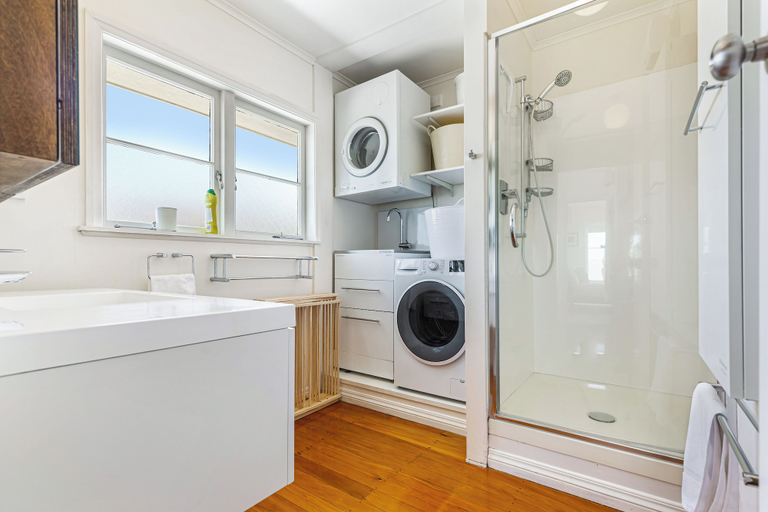 Bathroom, Spacious 3Br Mission Bay Home With Parking!, Waitakere