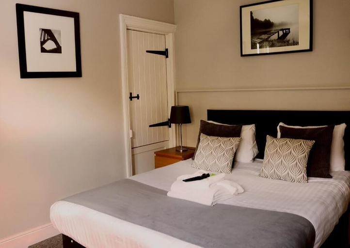 Bedroom 2, The Oyster Smack Inn, Essex