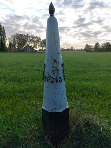 Others 4, Bij grenspaal 243, Roosendaal