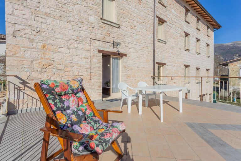 Others 2, Apt With Breezy Terrace Feel the Cucco's Wind, Perugia