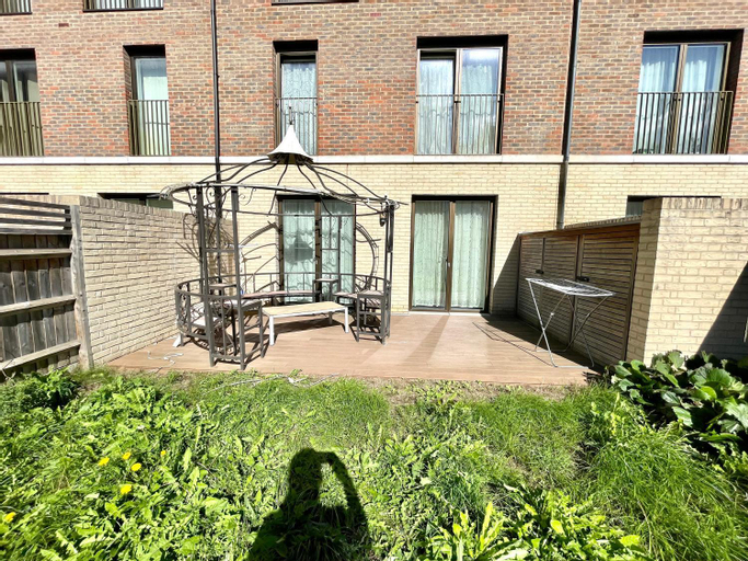 London Stratford Luxury House, 5 minutes walk Station, Westfield, 3 Bedrooms 3 Bathrooms, Reception,, London