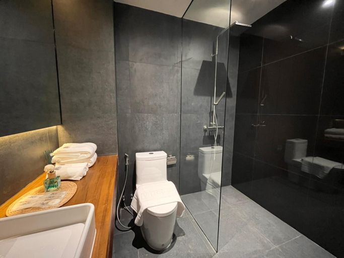 Bathroom 14