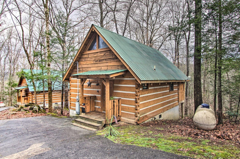 Honey Bear Pause Rural Escape with Porch and Hot Tub!, Blount