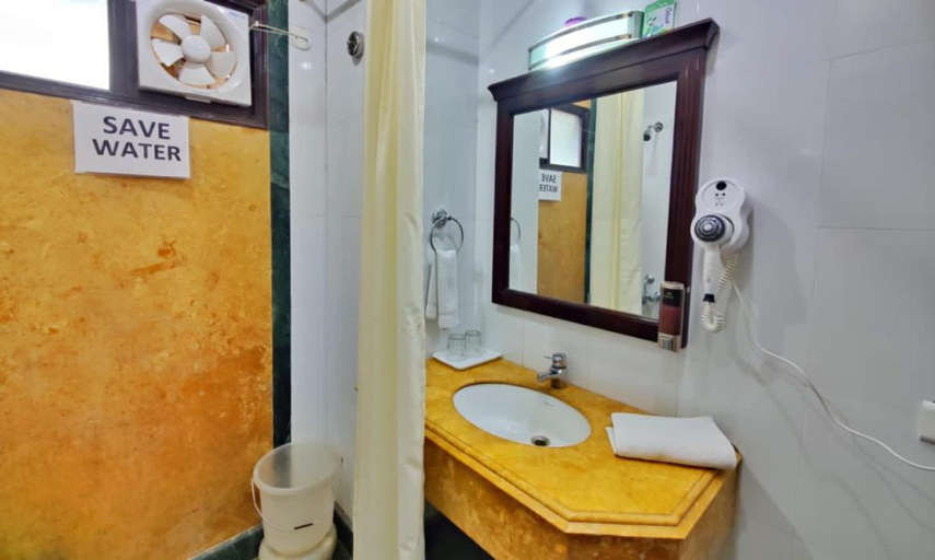 Bathroom 4, Goroomgo Marc Shimla, Shimla