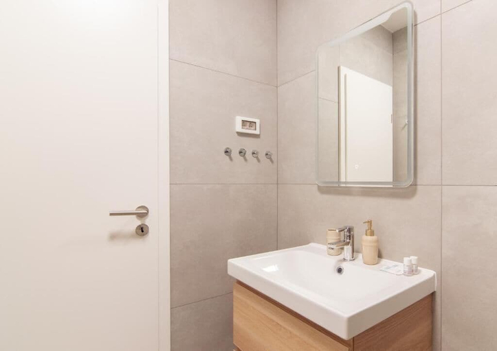 Bathroom 3, The Rose Garden Apartments, Piran