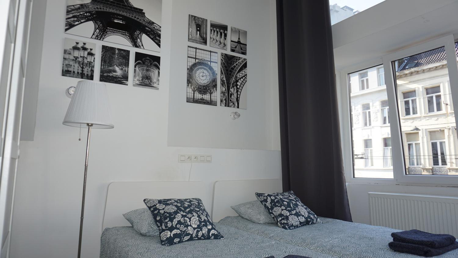 Others 4, Roosevelt Apartments., Antwerpen