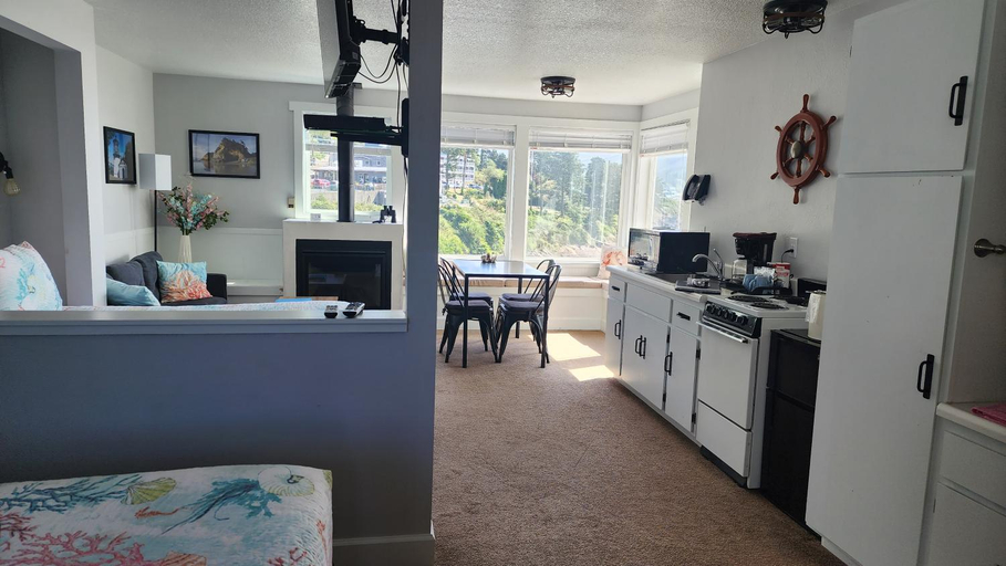 Others 5, Inn at Arch Rock, Lincoln