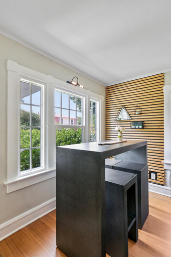 2, Historic Waterfront estate With Yard & Modern Kitchen, Palm Beach