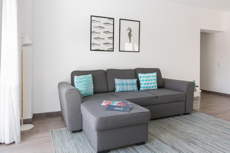 Others 5, 1 Bedroom Beach Apartment with Balcony 2 min walk to the beach!, Almada