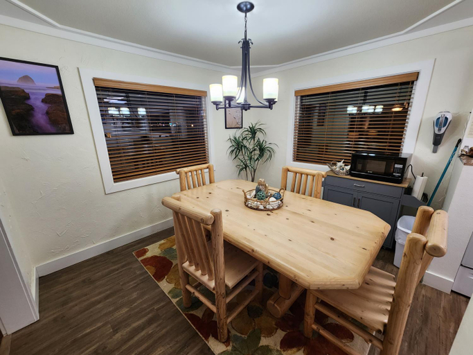 Others 5, Inn at Arch Rock, Lincoln
